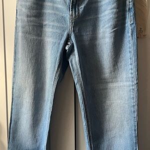 Old Navy Mid rise WOW boyfriend straight leg. Size 6. Worn once